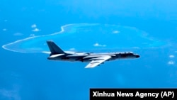 资料照:中国官媒新华社发布的照片显示中国空军轰-6K型轰炸机在南中国和上空飞行。(2016年8月20日)