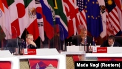 资料照片:澳大利亚储备银行行长菲利普·洛威(Philip Lowe)和澳大利亚财政部长吉姆·查莫斯(Jim Chalmers)在印度尼西亚巴厘岛出席二十国集团(G20)财长和央行行长会议。(2022年7月15日)