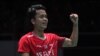Anthony Sinisuka Ginting merayakan kemenangannya atas petenis Jepang Kodai Naraoka pada final tunggal putra turnamen bulu tangkis Singapore Open di Singapura pada 17 Juli 2022. (Foto: AFP/Roslan Rahman)