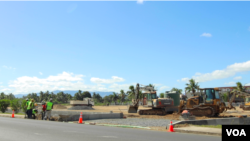 中国人在斐济楠迪市投资的一个开发项目,一些中国工人正在现场工作(美国之音记者久岛拍摄)