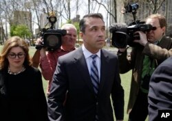 迈克尔•格里姆众议员在纽约一家联邦法庭外对媒体讲话(2014年4月28日)