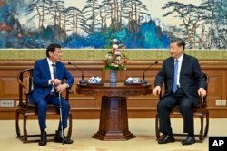 资料照:中国领导人习近平在北京钓鱼台国宾馆会见菲律宾前总统杜特尔特。(2023年7月17日)