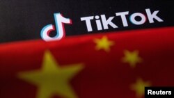 资料照片:Tiktok标志和中国国旗