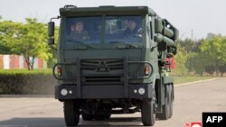 북한 관영 ‘조선중앙통신’은 13일 김정은 북한 국무위원장이 11~12일 제2경제위원회 산하 중요국방공업기업소들을 현지 지도했다면서 김 위원장이 신형 240mm 방사포를 싣는 차량을 직접 시운전하며 생산 확대와 전투력 강화를 지시했다고 보도했다.