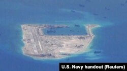 Tàu nạo vét của Trung Quốc trong vùng biển quanh bãi đá Chữ Thập, thuộc quần đảo Trường Sa ở Biển Đông.