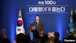 韩国总统尹锡悦2022年8月17日在首尔举行上任100天记者会。