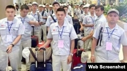 Một đoàn những người Việt trên đường đi "xuất khẩu lao động".