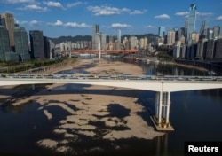 中国重庆段长江因干旱裸露的河床。(2022年8月18日)