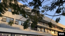 中国驻所罗门群岛首都霍尼亚拉的大使馆。(美国之音记者莉雅2022年7月28日拍摄)