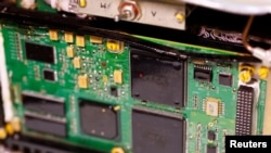 资料照片:乌军在战场上收集到并交给路透社的含有Altera芯片的无线电高度表,这种设备被俄罗斯的“口径”和“伊斯坎德尔”导弹用来在飞行途中进行匹配地形的自动修正。