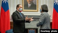 台湾总统蔡英文在台北总统府会见危地马拉外交部长马里奥·布卡罗(左)。