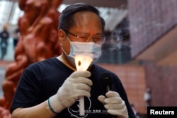 资料照:香港前支连会副主席何俊仁2021年5月参与一场纪念六四事件的活动。