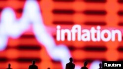资料照 - 路透社的这张合成示意照上可以看到在预示着股市走势的红色背景上,白色的英文“inflation”(通胀)清晰可见。