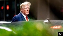 资料照片:2022年8月10日,纽约,前总统唐纳德·特朗普离开特朗普大厦,前往纽约总检察长办公室为一项民事调查作证。