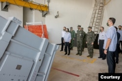 台湾总统蔡英文2022年8月23日在新北市视察一个军事基地。(台湾总统府照片)