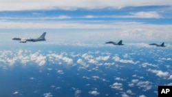 资料照:中国解放军在台湾周围进行实弹演习(2022年8月7日)