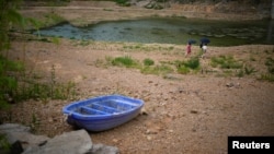 中国浙江省长兴县的一个水库在持续高温下面临干涸。（2022年8月20日）