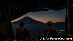 资料照:美军与日本自卫队2021年12月14日联合演习以加强美日同盟的防御能力,参加军演的士兵遥望日本富士山。(照片来自美国空军推特)