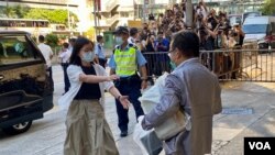 前屯门区议员朱顺雅迎接何俊仁离开高等法院 (美国之音/汤惠芸)