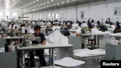 中国山东省德州景津压滤机集团的工人在生产线上工作。(2022年8月25日)