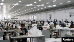 中国山东德州景津压滤机集团的工人在生产线上工作。(2022年8月25日)