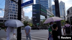 资料照片: 上海街头股票市场大型电子显示屏(2022年8月3日)