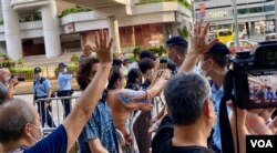 多名支持者8月22日傍晚在高等法院外迎接何俊仁，他的座驾离开法院时，支持者挥手道别 (美国之音/汤惠芸)