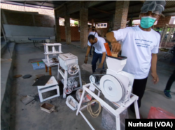 Proses pengolahan residu sampah dengan melakukan pencacahan sampah plastik oleh Komunitas Bijak Sampah di Bantul, Yogyakarta. (Foto: VOA/Nurhadi)
