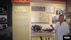 潘福安在自己创办的展览馆里讲解(美国之音林森拍摄)