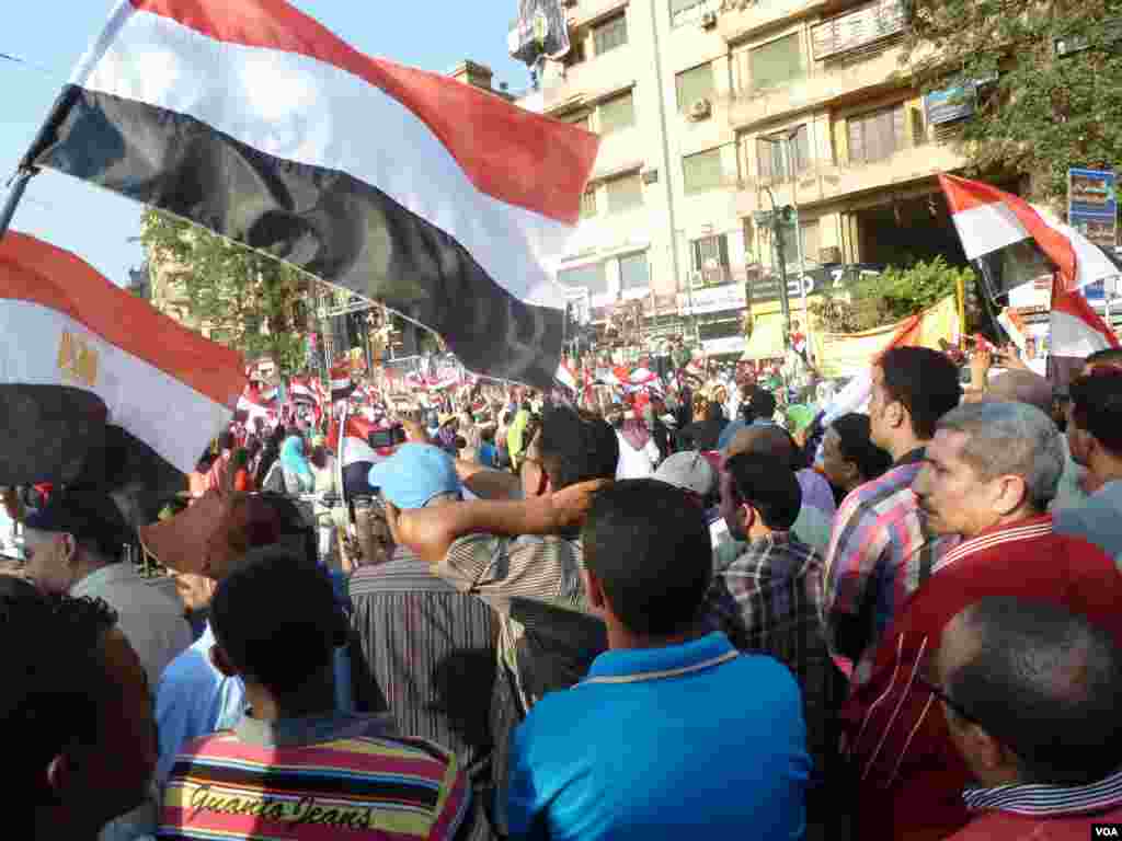 Hàng ngàn người đổ về Quảng trường Tahrir để đón mừng điều họ gọi là "Cuộc cách mạng thứ 2" của Ai Cập sau khi quân đội lật đổ Tổng thống Mohamed Morsi, 7 tháng 7, 2013. (S. Behn/VOA)