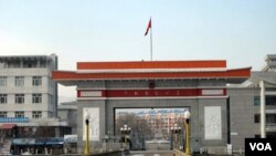 图们江大桥桥头的中国“国门”(美国之音张楠拍摄)