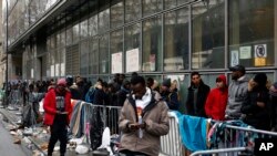 Di dân xếp hàng bên ngoài một cơ sở ở Paris, Pháp, chờ nộp đơn xin tị nạn.