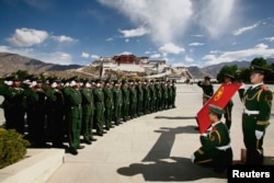 在中国青年节,武警在拉萨布达拉宫前面宣誓(2009年5月4日)