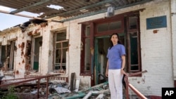 一名医生站在乌克兰哈尔科夫地区被俄罗斯攻击摧毁的一所医院前(2022年7月31日)