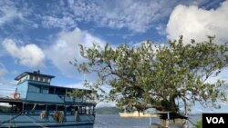 所罗门群岛图拉吉岛上被弃置在深水港的船只。(美国之音记者莉雅2022年8月9日拍摄)