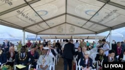 2022年8月8日，来自美国、日本、澳大利亚和新西兰的代表团与所罗门群岛政府官员在血腥岭国家和平公园参加瓜达尔卡纳尔战役80周年的纪念活动。（美国之音莉雅拍摄）