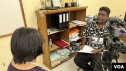 所罗门群岛中部省省长加莱古在位于图拉吉岛的办公室接受美国之音中文部记者莉雅的专访。(美国之音记者久岛2022年8月9日拍摄)