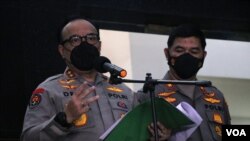 Kadiv Humas Polri, Irjen Dedi Prasetyo (kiri) memberikan keterangan hasil Sidang Kode Etik tersangka FS kepada awak media (VOA/Indra Yoga)