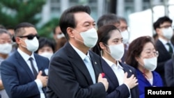 韩国总统尹锡悦(中)出席日本殖民时代结束77周年纪念活动。(路透社)