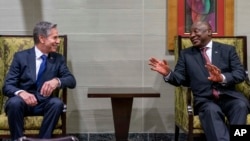 美国国务卿布林肯与南非总统拉马福萨在杉球恩举行会晤。(2022年8月9日)