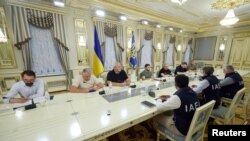 乌克兰总统泽连斯基与原子能机构总干事拉斐尔·马里亚诺·格罗西会面,后者将于2022年8月30日在基辅领导一项计划中的扎波罗热核电站检查任务。 (路透社照片)