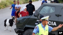 Cảnh sát Albania tại hiện trường vụ xả súng.