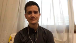 邓哲菲来自美国亚利桑那州,在武汉封城时被困当地。