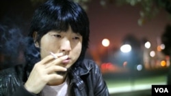 导演胡伟沉思 (美国之音国符拍摄)