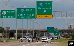 在路易斯安那州的巴吞鲁日市三名警察被枪杀后,警察封锁了一条高速公路(2016年7月17日)