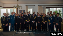 理查森上将访华期间会见多个盟国驻华武官(美国海军照片)