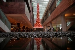 资料照片：被移除前在香港大学校园里展示的悼念1989年六四天安门事件死难者的“国殇之柱”。（2021年10月13日）