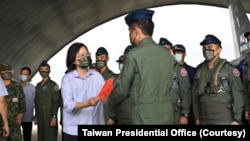 台湾总统蔡英文8月30日前往澎湖视察台湾空军部队。(台湾总统府)