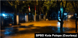 Banjir merendam pemukiman warga Kota Palopo, Sulawesi Selatan pada Jumat (12/8) pukul 22.25 WITA. (Foto: BPBD Kota Palopo)