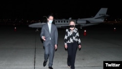 2022年8月25日,美国联邦参议员玛莎·布莱克本抵达台北后,与台湾外交部北美司司长徐佑典同行。(来源 - 参议员布莱克本推特)